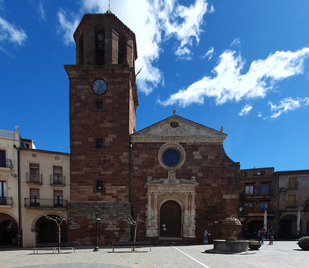 Iglesia de Prades con la fuente renacentista delante