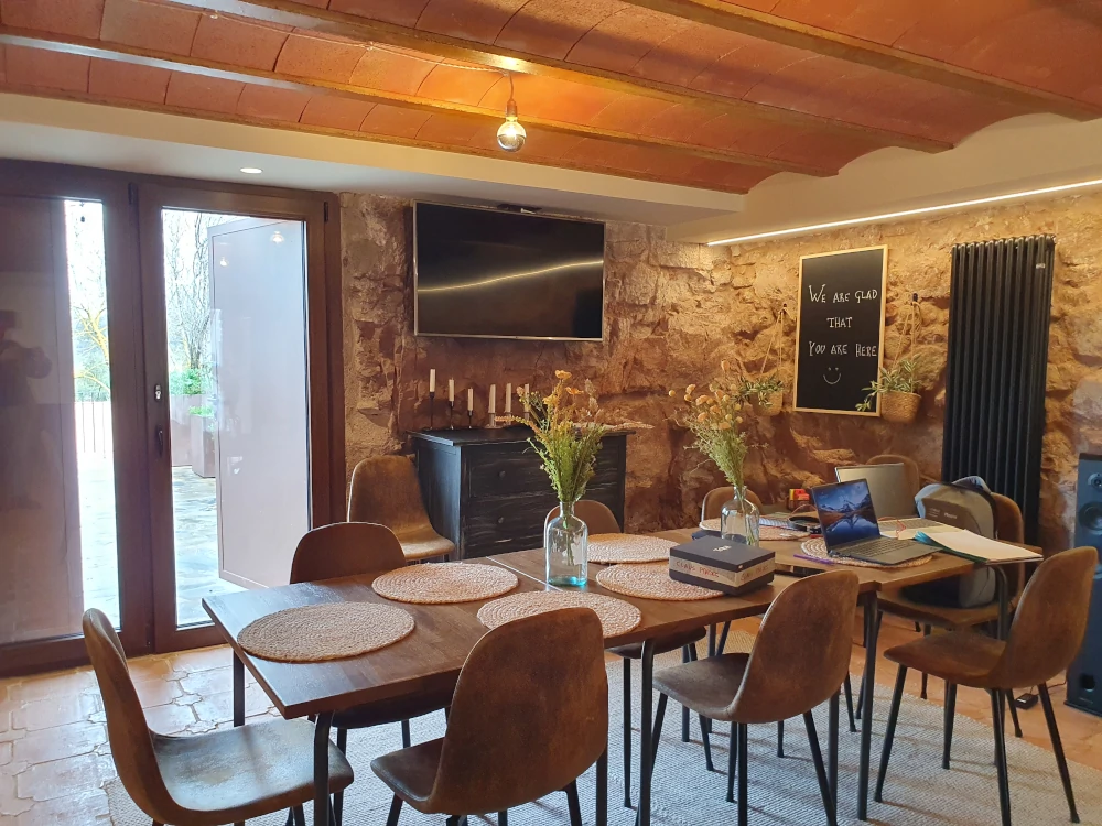 Mesa de trabajo de la zona de co-working en la casa rural Secret de Prades