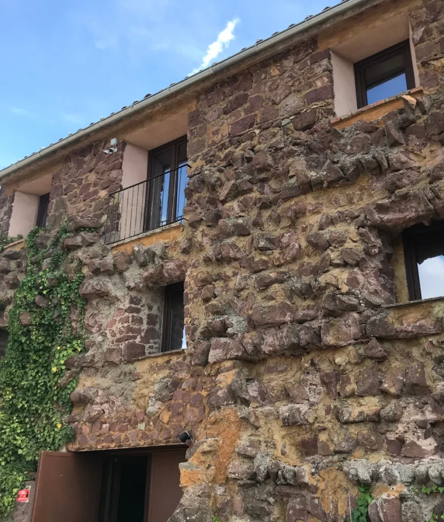 Fachada trasera de la casa con parte de la muralla original