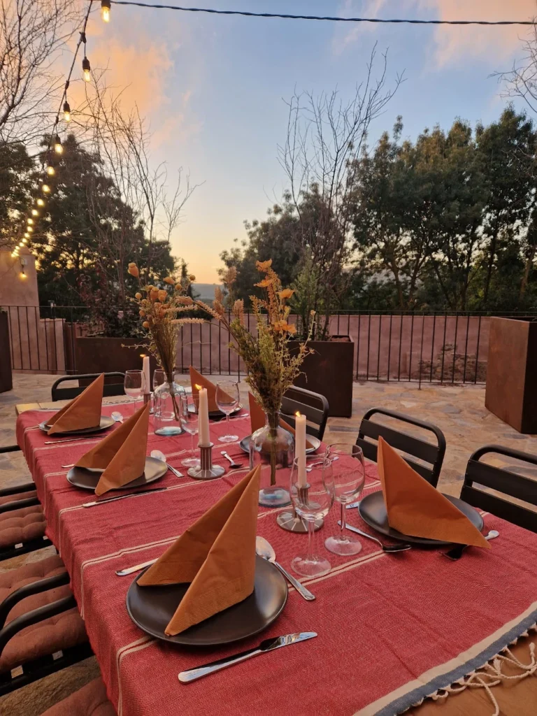 Montaje de  una mesa para un evento en la terraza trasera en la casa rural Secret de Prades