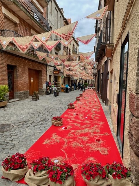 Calle decorada para la fiesta de la Farigola en Prades.